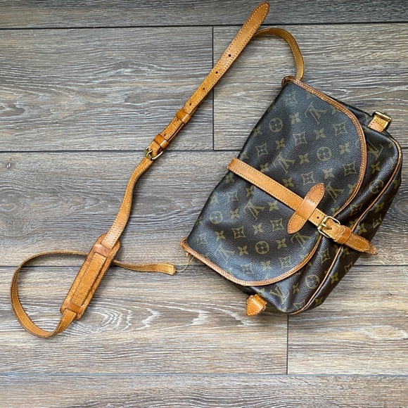 LouisVuitton SaumurCrossbody authenticated by EBTH - Picture 2 of 14